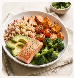 Gesundes, frisch zubereitetes Essen mit Lachs, Gemüse, Quinoa und Avocado